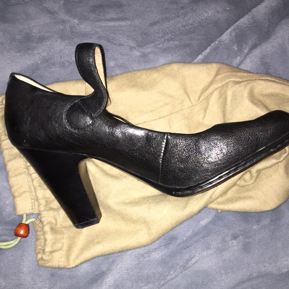 Born 9 1/2 black leather open toed heels